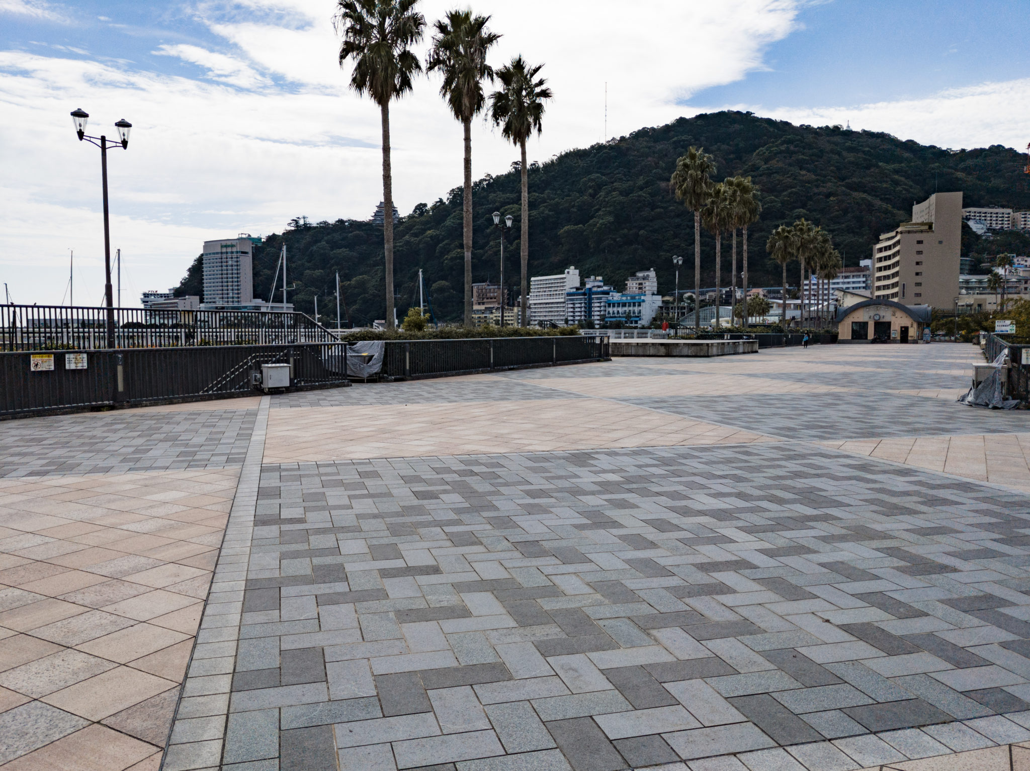 親水公園の広場