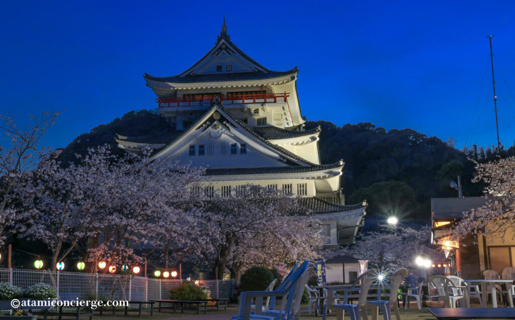 ライトアップされた熱海城と桜