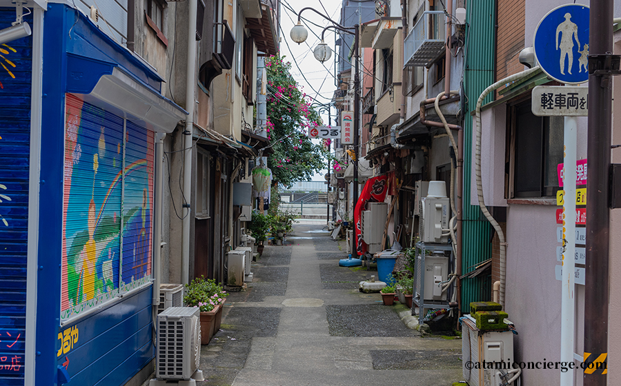 路地の向こうには海が