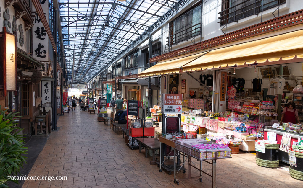 朝の仲見世通り商店街