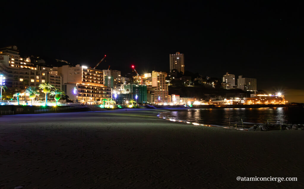 ライトアップされたサンビーチと熱海の夜景