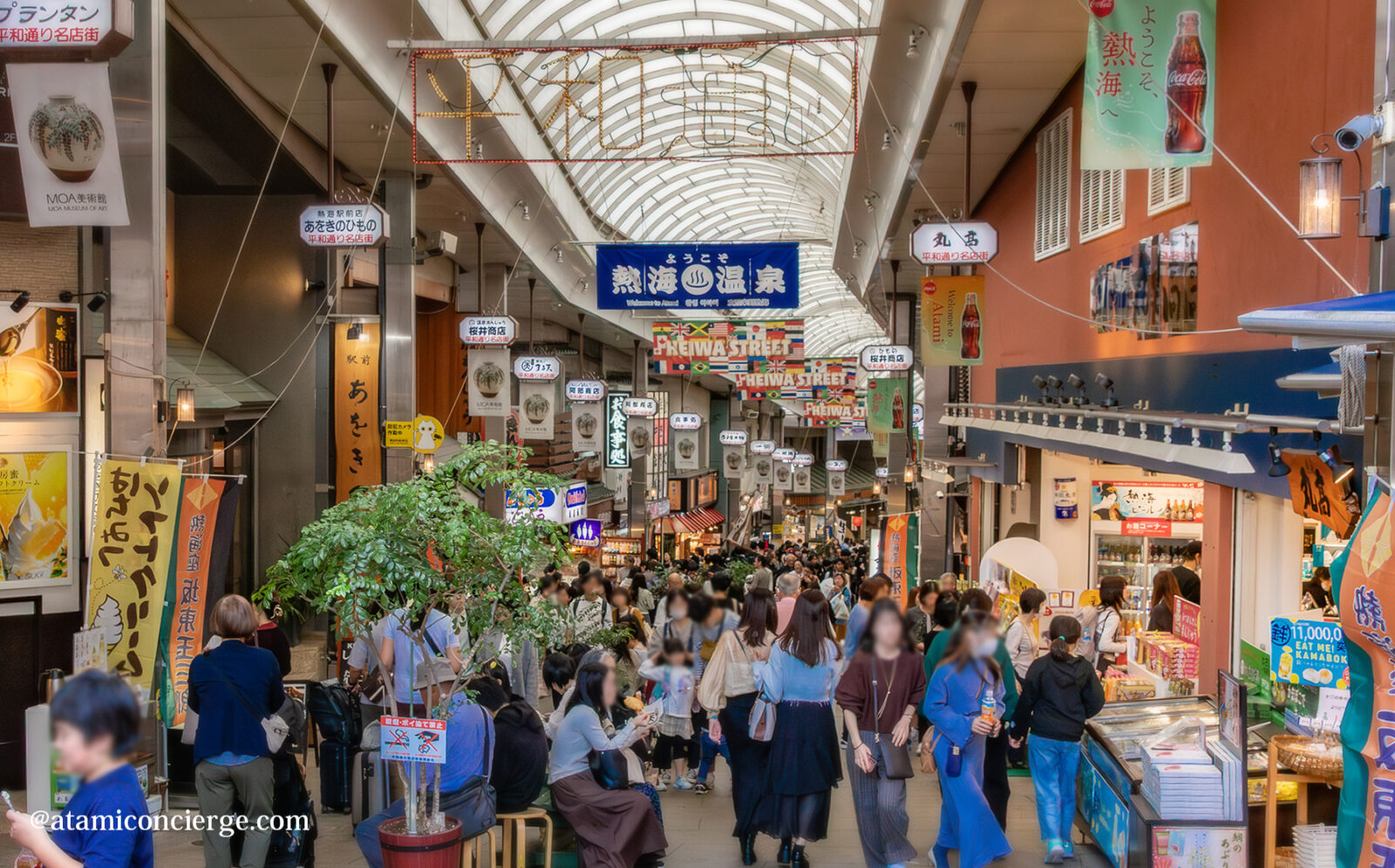 多くのお客様で賑わう熱海駅前の商店街