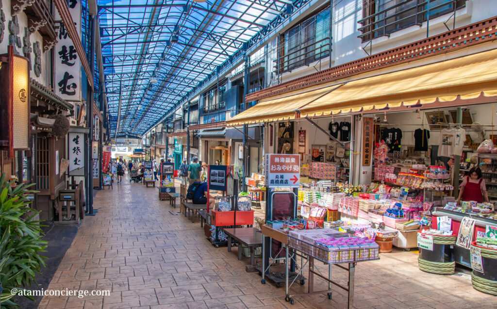 通りの中央部のベンチが便利
