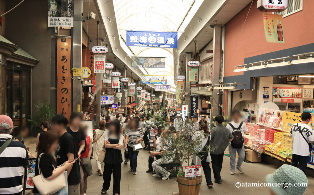 熱海駅前 平和通り商店街の賑わい