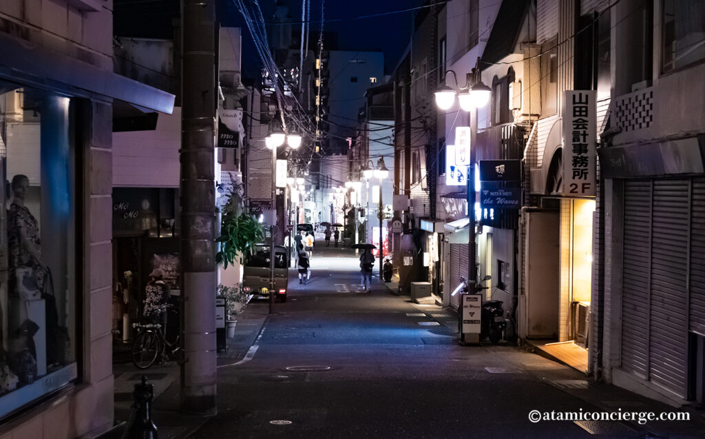 夜は一本裏の通りがメインに変わる