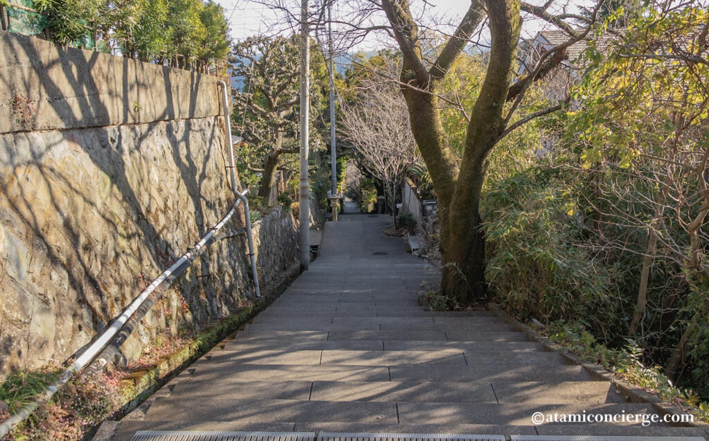 伊豆山神社から海へと続く坂道